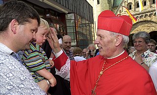 Johannes Joachim Kardinal Degenhardt bei der traditionellen Kindersegnung am Libori-Dienstag. - Reinhard Rohlf