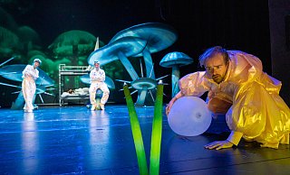 Lizzy (Marsha Maria Miessner) und Peter (Lukas Koller) beobachten gespannt, was der Sumsemann (Fabian Jung) plant. - Tobias Kreft