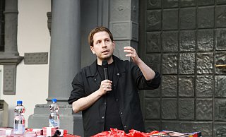 SPD-Politiker Kevin Kühnert wirbt in Paderborn für die Teilnahme an der Europa-Wahl. - Lena Henning