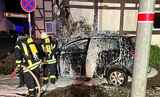 Ein Bild der Zerstörung: Der Golf ist mit großer Wucht gegen die Hauswand geprallt. - SG-Fw Bo-Po / Pressesprecher