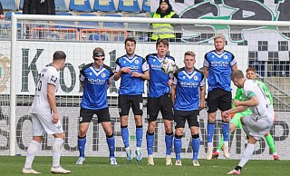 Die Bielefelder müssen gegen Duisburg zusammenhalten, so wie hier Klos, Lannert, Großer, Schneider und Oppie (v.l.). - Oliver Krato