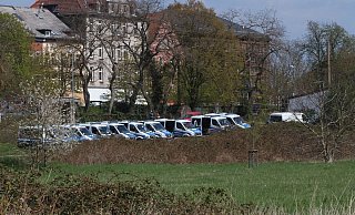 Zahlreiche Polizeifahrzeuge sind vor Ort. - Christian Bendig