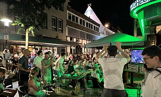 Im und vor allem vor dem Kachelhaus herrschte Stimmung wie im Stadion. - Paul Brinkmann