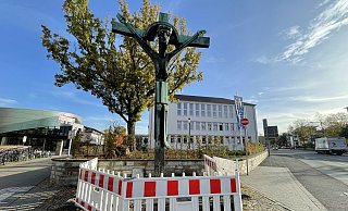 Vor dem Abbau und Abtransport des Rikus-Kreuzes im Frühjahr 2023 hatte die Stadt das Kunstwerk aus Sicherheitsgründen einzäunen lassen. - Lea Sasse