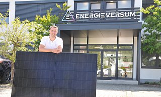 Sebastian Hunt, neben René Möllenbeck einer der beiden Geschäftsführer, vor dem Haupteingang am Firmensitz in Steinhagen. - Frank Jasper