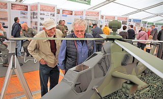 Im Warburger Oktoberwochenzelt stellte die Bundeswehr mehrere Tage sich und ihre Fähigkeiten vor. Foto: Dieter Scholz - Dieter Scholz