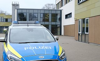 Wegen der Amoklauf-Ankündigung stand am Freitagmorgen vorsorglich ein Polizeifahrzeug vor der Stadtschule Lübbecke. - Heike von Schulz