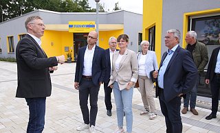 Andreas Hüffmann (l.) führte die Gäste auch über den fast fertigen neuen Rathausplatz. Neben Sarah Philipp waren auch Christian Dahm (r.) und Christian Obrok (2. v. l.) dabei. Im Hintergrund Landrat Jürgen Müller, Cornelia Schöder und Volker Berger von der B&S. - Björn Kenter