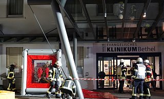Vor dem EvKB-Krankenhaus "Gilead I" haben Feuerwehrleute ihre Einsatzstelle eingerichtet. - Paul Brinkmann