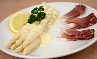 Lecker, noch leckerer, Spargel mit Sauce Hollandaise und Schinken. Doch der kulinarische Klassiker hat aus Sicht der Mediziner Nachteile. Das liegt nicht am überaus gesunden Spargel, sondern an seinen Begleitern auf dem Teller. - picture alliance/dpa