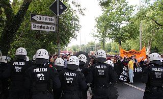 Die Polizei hat die erste Auflage der Demo mit vielen Einsatzkräften begleitet. - NW