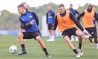 Koen Kostons (l.) und Calvin Brackelmann, hier beim Winter-Trainingslager in Spanien, sind angeschlagen. Ob sie am Sonntag auf St. Pauli spielen können, ist fraglich. - Oliver Krato