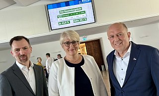 Landrat Christoph Rüther (r.) dankte Dezernentin Annette Mühlenhoff und Amtsleiter Christopher Schüngel für das sauber durchgeführte Bürgerentscheidsverfahren. - Jens Reddeker