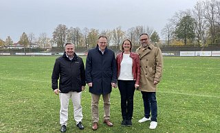 Vorstandsvorsitzender Torsten Burmester vom Deutschen Olympischen Bund (DOSB) ist zu Gast in Herford. Mit dabei Bürgermeister Tim Kähler (v.l.), Heidi Pahmeyer, Leiterin für Bildung und Sport der Stadt Herford und Patrick Puls, Beigeordneter für Bildung, Jugend und Soziales. - Sevim Hangül