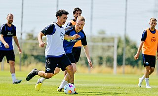 Niclas Nadj (vorne) gegen Kai Klefisch beim Trainingsauftakt des SC Paderborn in der Saison 2023/24. - BESIM MAZHIQI