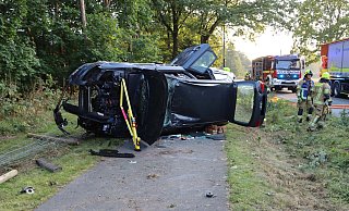 Der Audi des jungen Mannes überschlägt sich mehrfach. - Feuerwehr