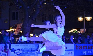 Eröffnungsshow auf dem Eis: ein heißer Start in einen vergangenen Weihnachtsmarkt.  - Lena Niewald