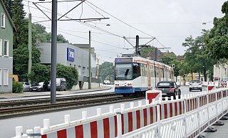 Auf der Artur-Ladebeck-Straße sind bereits die Vorbereitungen für die größte Bielefelder Sommerbaustelle getroffen worden. - Peter Unger Auf der Artur-Ladebeck-Straße sind bereits die Vorbereitungen für die größte Bielefelder Sommerbaustelle getroffen worden. - Peter Unger