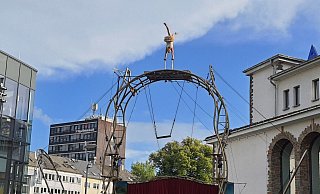 Das französische Artisten-Ensemble Les P’tits Bras versetzt die Zuschauer mit „Bruits de Coulisses“ optisch und akustisch um 400 Jahre ins Barockzeitalter zurück. - Les P’tits Bras