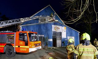 Das Feuer war im Obergeschoss des Tischlereibetriebs in Paderborn-Sennelager ausgebrochen. - Ralph Meyer