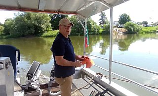 Detlef Beverungen hält einen Propeller in der Hand, wie ihn die Stadt jetzt kurzfristig benötigt. - Michaela Bast