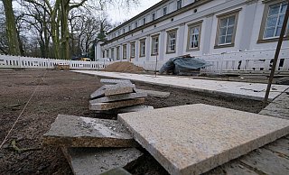 Die Lenné-Fontänen am Badehaus I sind noch immer eingezäunt, weil die erste Lieferung Platten beim Verlegen kaputt gegangen ist. - Thorsten Gödecker