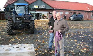 Der Gebäudeeigentümer Wassmuth hatte die Zufahrt blockiert, um ein Ausräumen zu verhindern. Nachdem man sich einigte, wurde die Zufahrt von Ortsvorsteher Günter Eggebrecht (l.) und Immobilienbesitzer Gerhard Wassmuth freigegeben. - Johannes Büttner