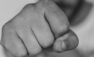 Vor einem Lebensmittelgeschäft griff ein Unbekannter den Jugendlichen an. - pixabay