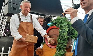 Matthias Goeken (v. l.), Landrat Michael Stickeln und Bürgermeister Tobias Scherf beim Fassbieranstich. - Dieter Scholz
