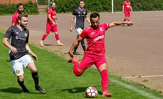 Türk Sports Mert Bozkurt nutzt gegen den VfR Wellensiek eines der zwei begrünten Drittel des heimischen „Glatzenplatzes“ am Kupferhammer, um seine Flanke in den aschenen Strafraum zu schlagen. Der FC siegt 3:0. - Andreas Zobe
