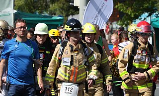 So wie Mathias Schmidt (Mitte) hier beim Paderborner Osterlauf in voller Einsatz-Montur mitläuft, werden auch viele Teilnehmer beim Höxterander Feuerwehrlauf an den Start gehen. - Uwe Müller