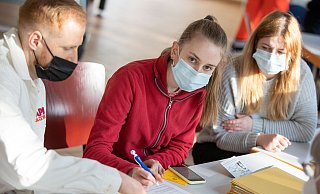 Das Rütli ist bereits voll, selbst die schnell organisierten Notbetten sind belegt. Um die im Gedränge drohende Corona-Gefahr zu reduzieren, werden jetzt auch Impfungen angeboten. Hier füllt Diana Maksymiv aus Stryi die dafür erforderlichen Unterlagen aus. - Oliver Krato