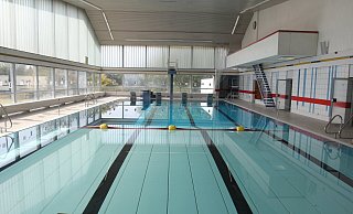 Die maroden Fliesen im Hallenbad sind ausgetauscht, es kann wieder öffnen. - Ulf Hanke