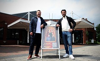 Andreas Wochmin (l.) und Ismail Günay freuen sich auf ihre eigene Veranstaltung in der Werretalhalle. Gemeinsam mit Hisatin Günay holen sie Comedians und Zauberkünstler auf die Bühne. - Felix Eisele