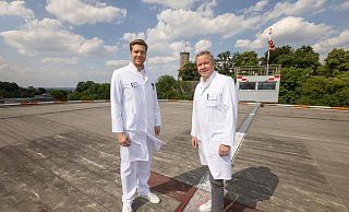 Auf dem Dach des Evangelischen Klinikums kommen viele Schwerverletzte an, die dann von Thomas Vordemvenne (r.) und Stefan Budde behandelt werden. - Oliver Krato