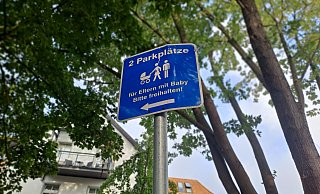 Zwei Parkbuchten auf dem Parkplatz an der Pauluskirche sind für Eltern mit Babys gedacht. - Peter Heidbrink