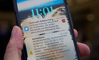 Seit dem 23. Februar 2023 warnen Behörden in Deutschland über Cell Broadcast mit einer Art SMS vor Hochwasser, Großbränden und anderen folgenschweren Ereignissen. - dpa