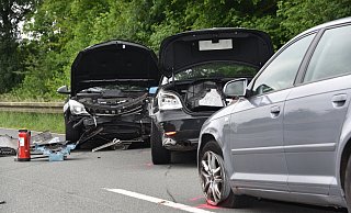 Drei der beteiligten Fahrzeuge nach dem Unfall auf der Bundesstraße bei Höxter. - Thomas Kube