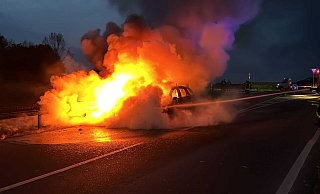 Das Fahrzeug auf der Bundesstraße 239 stand in Vollbrand, als die Feuerwehr eintraf. - Feuerwehr Nieheim
