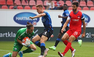 Torhüter Jannik Huth und Neuzugang Jasper van der Werff, die hier vor Heidenheims Stürmer Tim Kleindienst (r.) klären, trugen maßgeblich zum SCP-Punktgewinn bei. - picture alliance/dpa