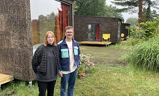 Berit und Alexander Polomka bereiten alles für die Ankunft in der neuen Ferienanlage vor. - Tasja Klusmeyer