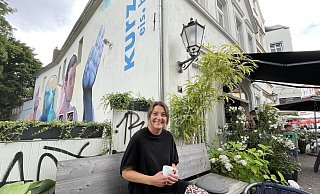 Das Experiment ist geglückt: Aus der Idee, eine besondere Eisdiele zu eröffnen, ist die erfolgreiche Kurz Eisbar geworden. Britta Kurz freut sich darüber, dass ihre 2015 eröffnete Eisbar von den NW-Lesern zur beliebtesten in Herford gewählt wurde. - Natalie Gottwald