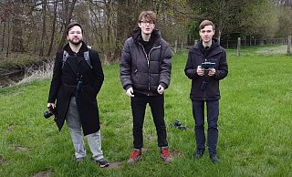 Kameramann Bas Tortle (v.l.) und die YouTuber Quinten Hyde und Jesper Lust erkundeten einen Wald in Kirchlengern, den gespenstigsten in Westeuropa. - Privat/YouTube