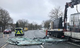 Auf der B7 an der Obi-Kreuzung hatte am Dienstagmorgen ein Lkw-Gespann ein Gerüst mit Glasscheiben verloren. - Polizei