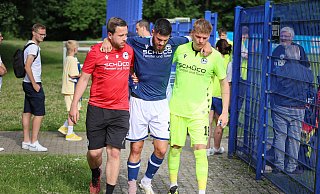 Gerrit Gohlke wird von Physiotherapeut Arne Böker (links) und Torwart Leo Oppermann gestützt, das rechte Sprunggelenk des Abwehrspielers ist bandagiert. - Oliver Krato