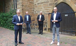 An dieser Stelle beginnen die Sanierungsarbeiten an der Andreaskirche. SPD-MdB Achim Post (v. l.), Kirchbaumeister Eyke Blöbaum, Pfarrer Eberhard Helling und Dennis Rohde (SPD). - Karsten Schulz