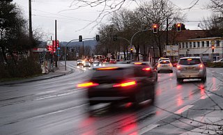 Zwei Raser aus Löhne und Bad Oeynhausen sind bei einem Autorennen auf der Mindener Straße von der Polizei erwischt worden. - Thorsten Gödecker (Symbolfoto)