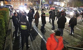 An mehreren Stellen des Lübbecker Gänsemarktes platzierte die Polizei ihre Streifenwagen um den sogenannten „Spaziergängern“ ihre erhöhte Präsenz zu signalisieren. Nur wenige der Teilnehmer waren bereit eine Schutzmaske zu tragen. Drei hatten Lautsprecher mit, aus denen unter anderem „Wir sind das Volk“ schallte. - Frank Hartmann