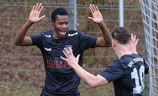 Die Theesener Soufian Kaba (l.) und Timo Niermann feierten in dieser Szene den 1:0-Führungstreffer und später den Derbysieg. - Andreas Zobe