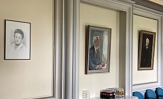 Ein Porträt von Frieda Nadig (l.) hängt im kleinen Sitzungssaal des Herforder Rathauses. Daneben die Herforder Herrmann Höpker-Aschoff, erster Präsident des Bundesverfassungsgerichts, sowie der Sozialdemokrat Carl Severing (v. l.). - Matthias Bungeroth